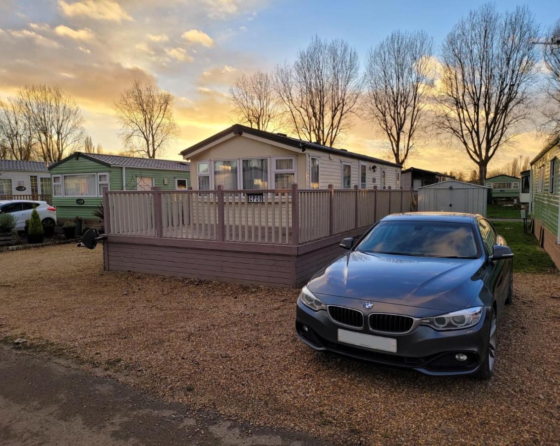 Vila Lovely Static Caravan At Billing Aquadrome Northampton Exteriér fotografie